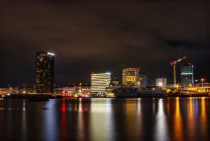 How do arrival notice fees vary among shipping carriers and forwarders